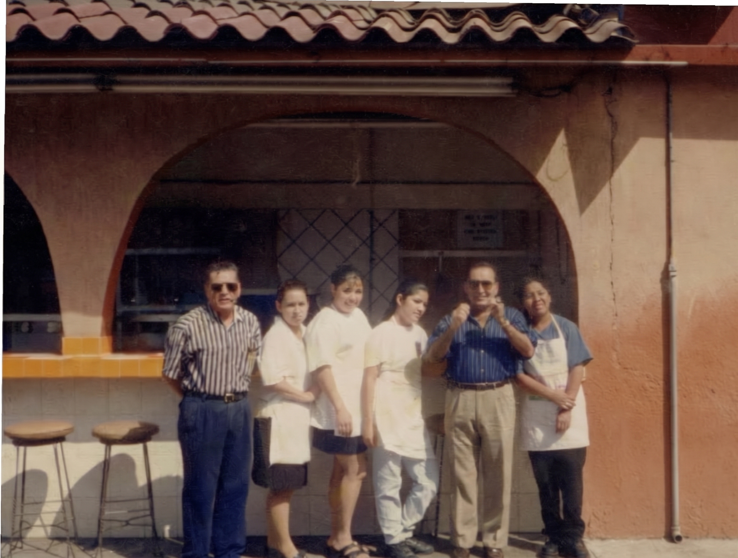El equipo original de Karin Restaurant trabajando en la cocina, año 1990